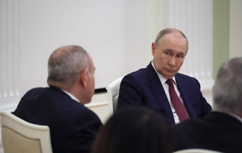Vladimir Putin și-a mobilizat toate serviciile secrete ca să dărâme conducerea unei țări care vrea să se apropie de Uniunea Europeană și Statele Unite