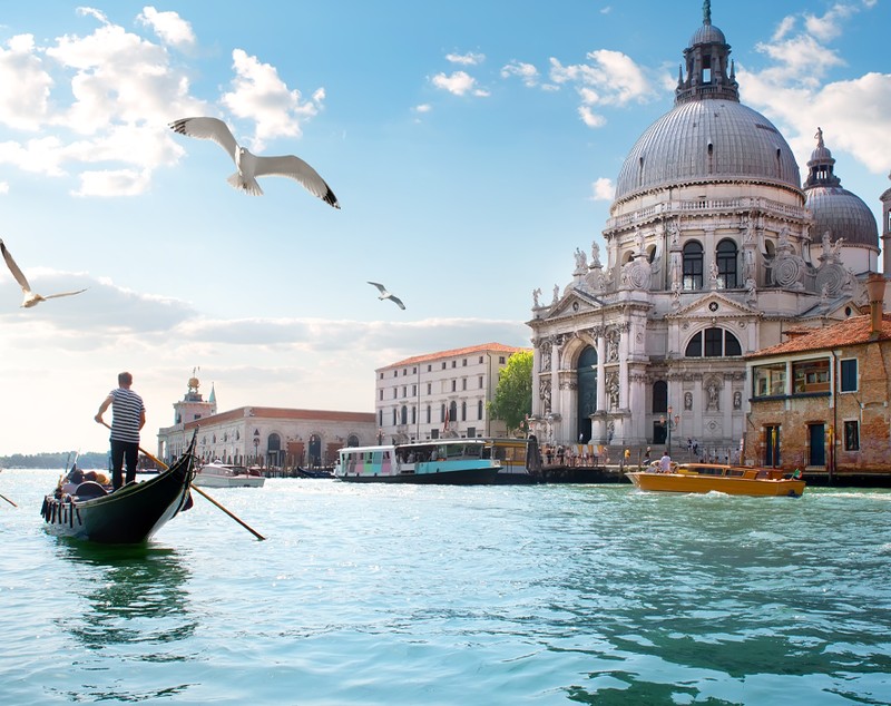 Veneția, orașul celor 118 insule din laguna venețiană, oferă plimbări cu gondola pentru doar 2 euro