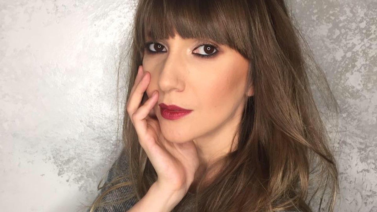 Adela Popescu isi alapteaza copilul