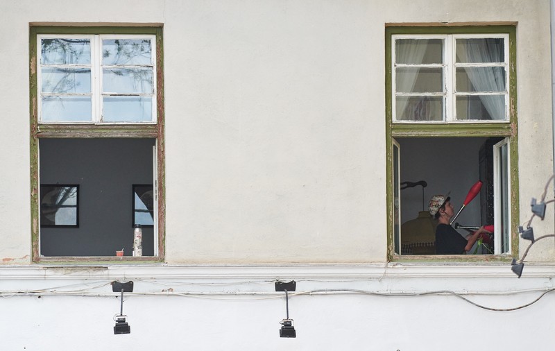 O artistă stradală din Argentina, spectacol din apartamentul din Sibiu, unde e blocată de mai bine de o lună