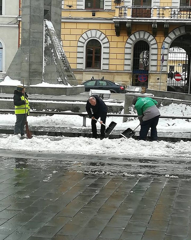 Emil Boc a fost surprins dând zăpada în centrul Clujului