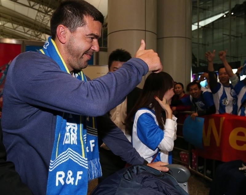 Contra a fost întâmpinat de zeci de fani la sosirea în China / FOTO