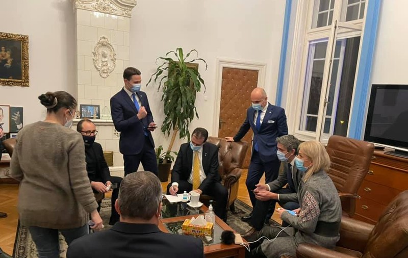 Imagini din „culisele” sediului PNL. Ce făceau liberalii cu câteva minute înainte de afișarea exit-poll-ului