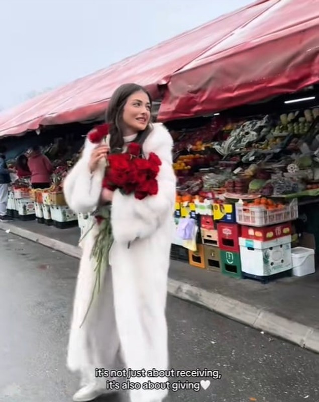 Andreea Bostănică, mesaj dur pentru influencerițete care ar fi copiat-o. „Mai spuneți-mi pe cineva care a primit 10.000 de flori la ușă”