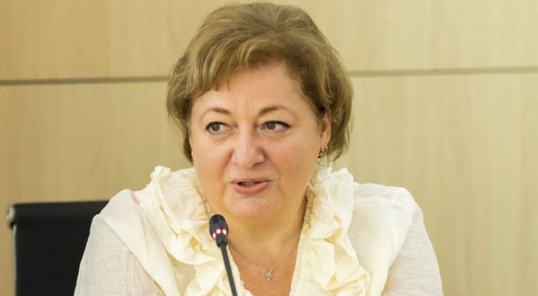 Florinela Georgescu, director de prognoză al ANM, cu părul blond-șaten vorbind la un microfon în cadrul unei conferințe sau prezentări oficiale.   