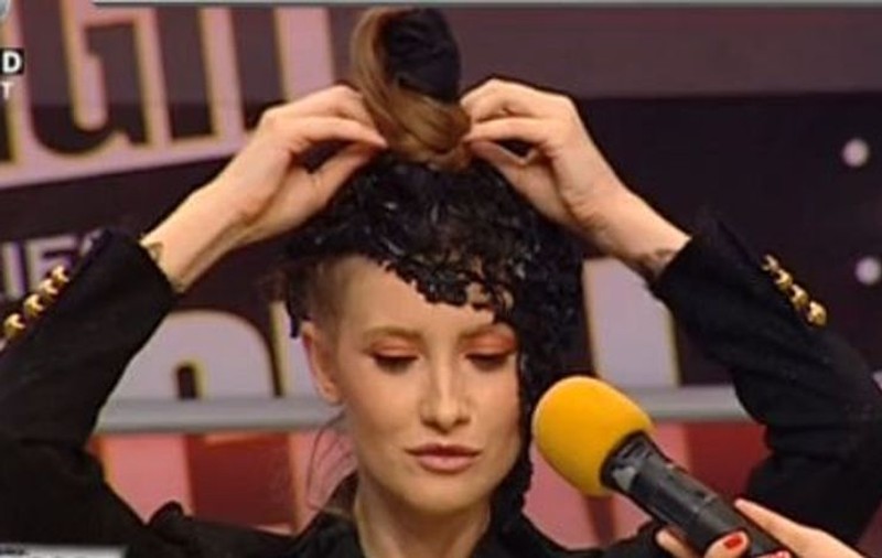 CE GEST A FĂCUT IULIA ALBU CA SĂ-I ARATE LUI VELEA CÂT DE FRUMOASĂ E!