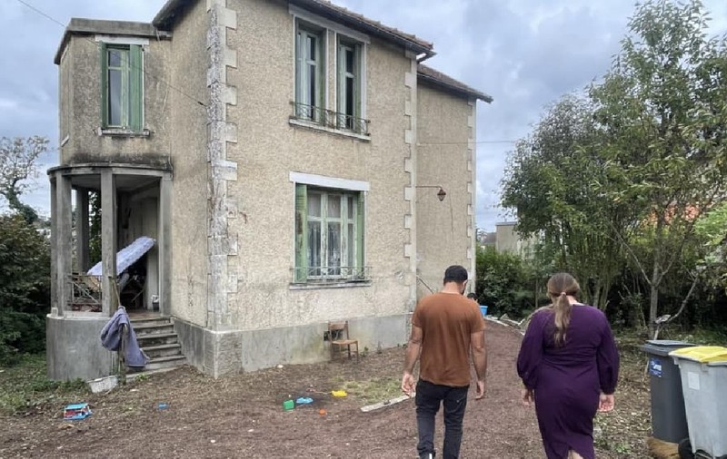 Cei doi români cu opt copii care au renovat o casă abandonată de 20 de ani și s-au mutat în ea sunt evacuați de proprietari, în Franța