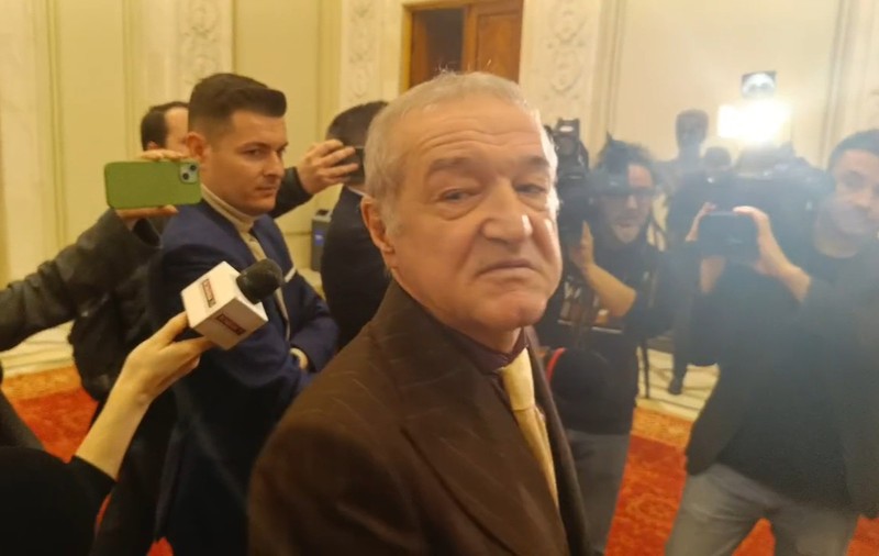 Gigi Becali s-a enervat în Parlament și i-a smuls microfonul unui jurnalist: „Nu ți-e rușine? Ești obraznic!” | VIDEO
