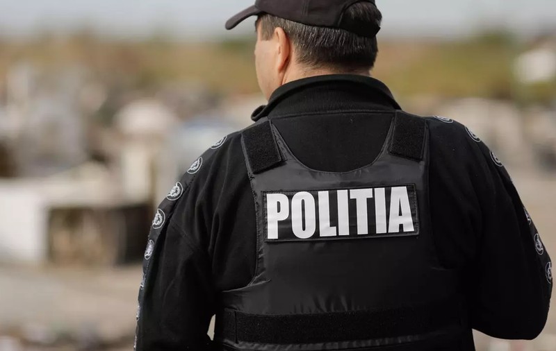 Șofer de microbuz prins pozitiv la droguri, pe A1 Deva-Nădlac, după ce o pasageră cu care se certa a sunat la 112. Și tânăra avea droguri în bagaj
