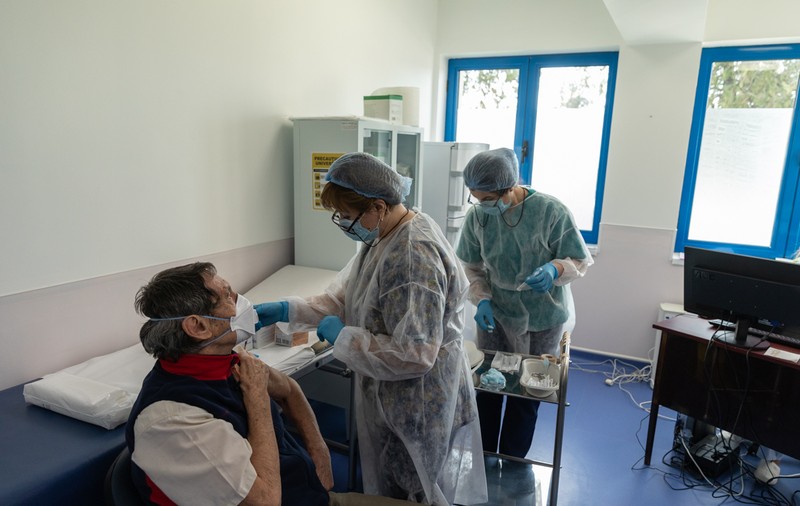 REPORTAJ. Cum decurge vaccinarea anti-Covid 19 în România ignorată. Eligibili pentru etapa a doua, vor prinde locuri în a treia