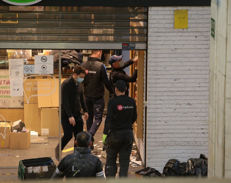 A doua zi de evacuare la metrou. Patronii magazinelor de la Pipera și-au strâns singuri marfa