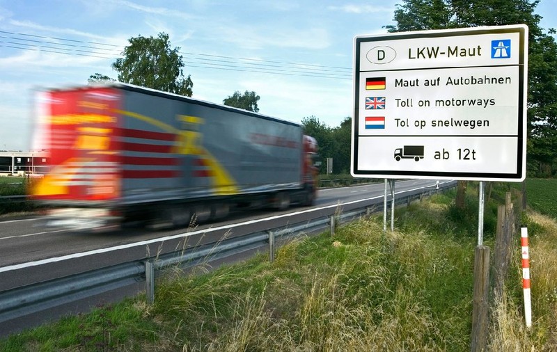 Un șofer român de TIR a dus camionul la un atelier auto și mecanicii au sunat imediat la poliție, în Germania