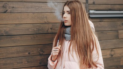 adolescenta-tigara-electronica-haine-iarna