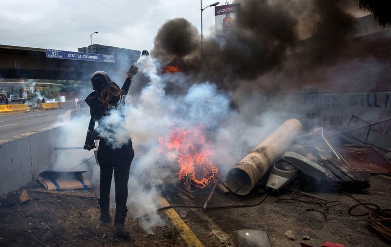 Lupte de stradă în Venezuela. Peste 180 de oameni au fost răniți în confruntări | FOTO