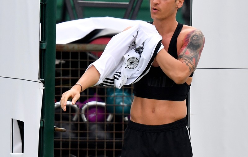 Mesut Ozil ar putea rata Campionatul Mondia de fotbal Rusia 2018. Leroy Sane, în joc de glezne
