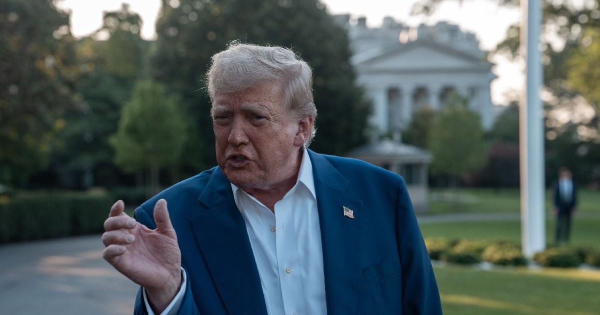 Donald Trump, în costum bleu, fără cravată