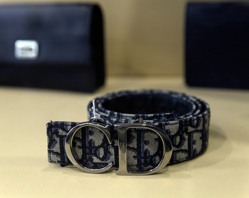 Casele de amanet de lux au devenit „un fel de bancă” sau „magazine outlet”: oamenii vând aici de la genți Gucci la Rolexuri și mașini  