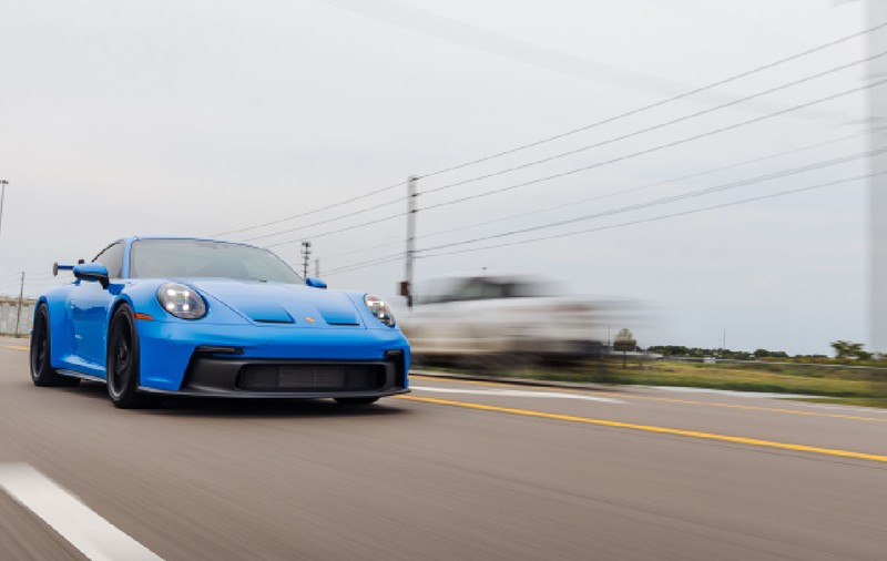 O femeie de 92 de ani a fost prinsă cu 228 km/h într-un Porsche de 510 CP, pe o autostradă din Franța: „Ador să conduc repede”