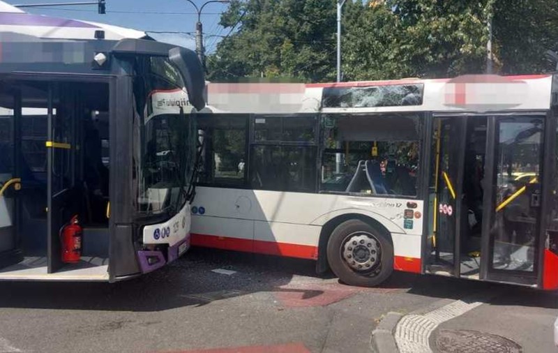 Două autobuze s-au ciocnit în Piteşti. Călătorii nu au fost răniți, dar șoferii au ajuns la spital
