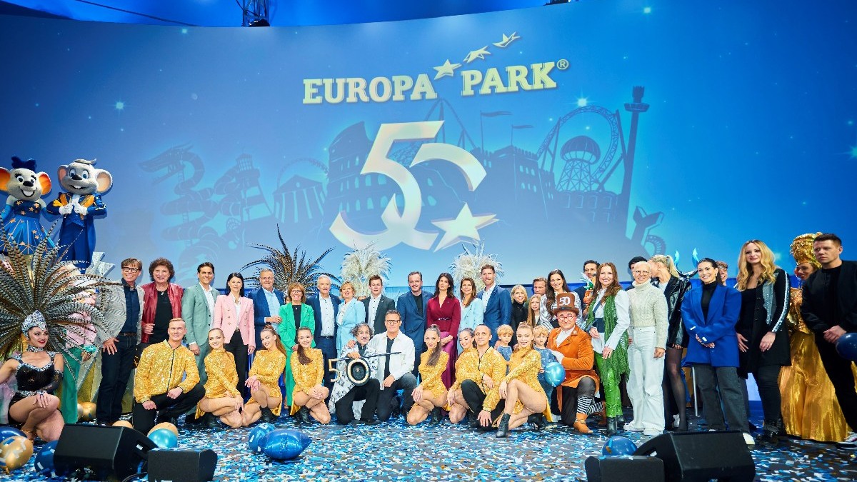 Familia Mack, fondatoarea Europa Park, alături de artiști, pe scenă, la conferința de presă
