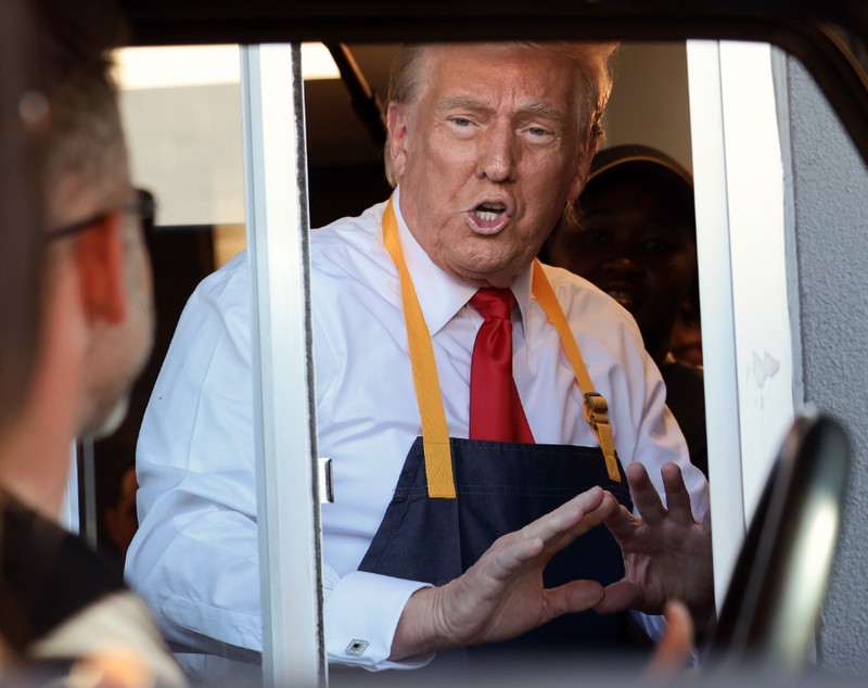 Cum vrea Donald Trump să salveze burgerii din SUA, una dintre mâncărurile lui preferate