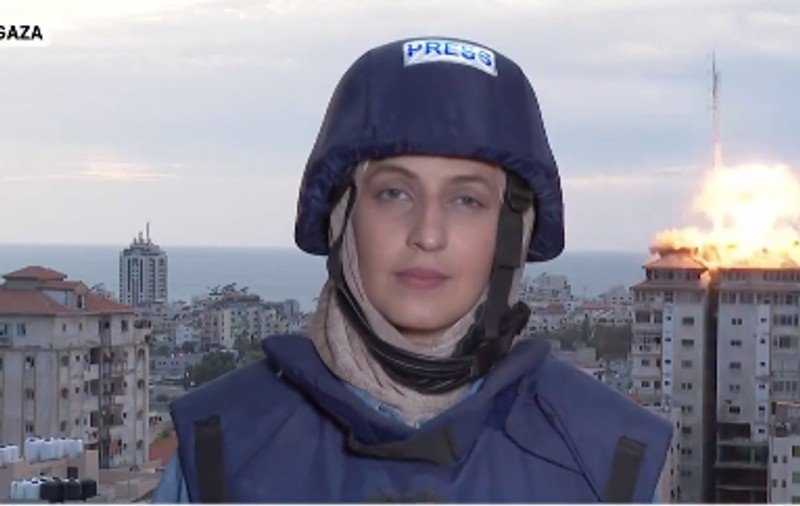 O reporteră Al Jazeera transmitea live în momentul în care avioanele israeliene au lovit Palestine Tower din Gaza | VIDEO