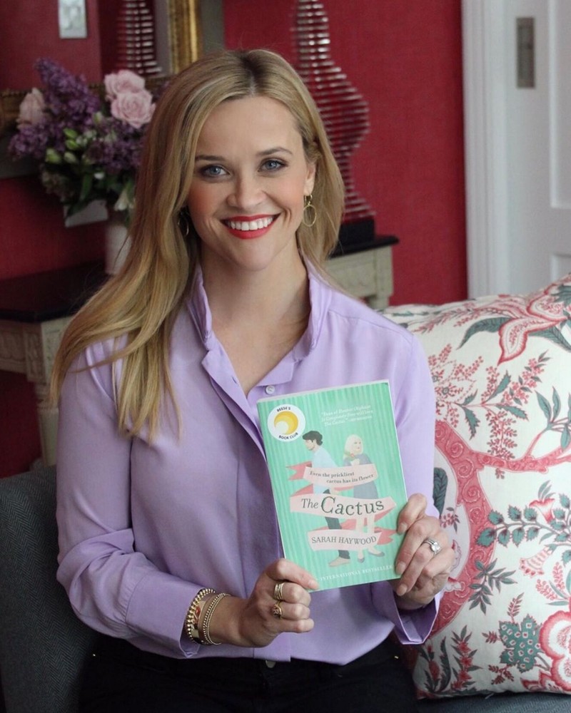 Reese Witherspoon a desemnat „Cactusul” una dintre cele mai bune cărți ale anului 2019, în cadrul clubului pe care îl conduce. FOTO HEPTA