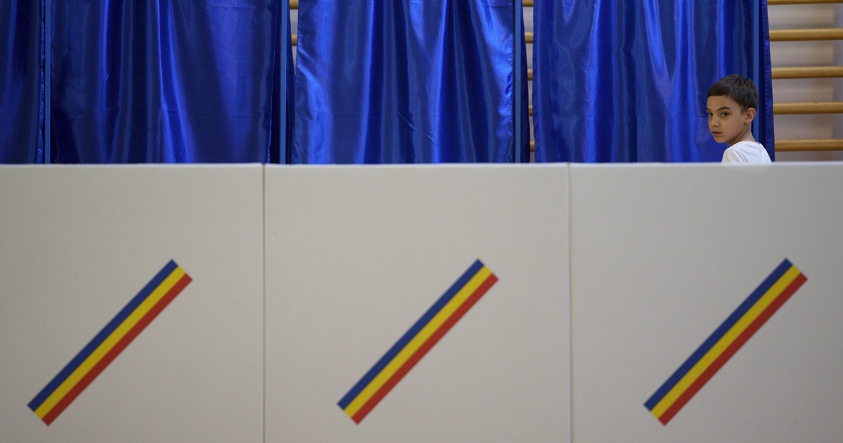 Un copil privește urnele de vot într-o secție de votare din București. Imagine realizată la 9 iunie 2024.