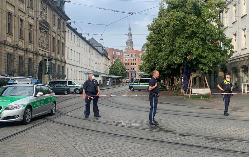Trei persoane ucise într-un atac cu cuţitul în Germania. Ucigașul, oprit de trecători înarmați cu scaune și cu bâte