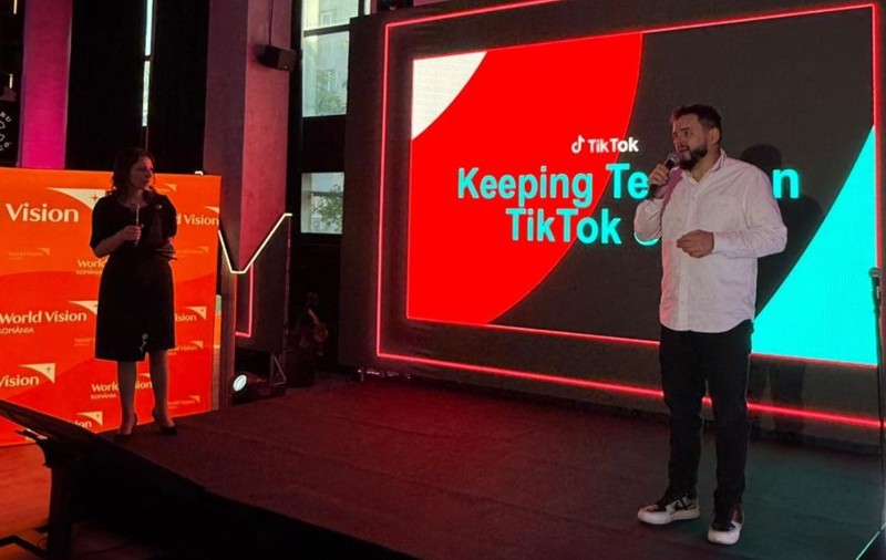 Mai mult de jumătate dintre părinții români vorbesc zilnic cu copiii despre rețelele de socializare | Studiu TikTok și World Vision România