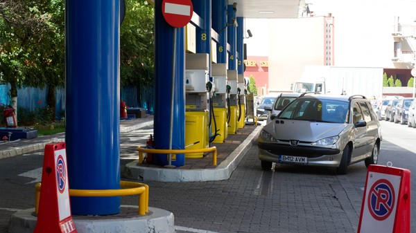 O persoană își alimentează automobilul cu carburant, în București. Foto: Mediafax