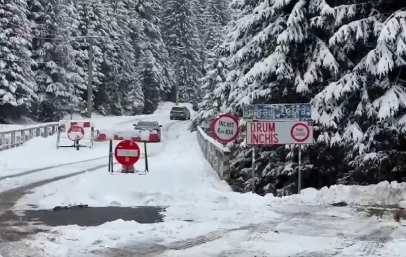 Doi șoferi teribiliști din Argeș au intrat cu mașinile în zona închisă de pe Transfăgărășan și s-au lăudat cu filmările online, iar acum îi caută polițiștii