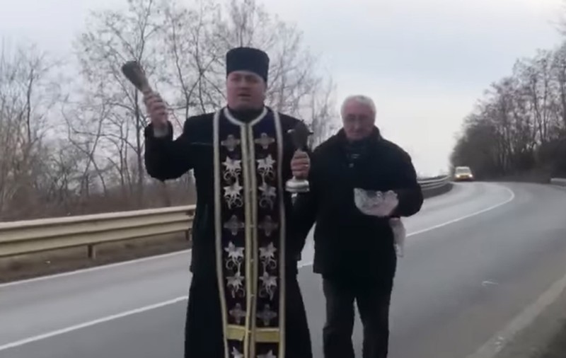 VIDEO | „Curba morții” din Bacău, sfințită de un preot. „Fie să ajungeți sănătoși la destinație și să fiți izbăviți de accidente”