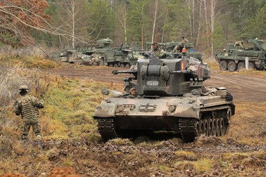 O vedere a pistolului antiaerien autopropulsat „Gepard” al Armatei Române (SPAAG) în timpul exercițiilor Grupului de luptă al batalionului NATO de la terenul de antrenament Orzysz, nord-estul Poloniei, 09 noiembrie 2021. Soldații antrenați în cooperare cu artileria americană și croată, britanici unităţi de recunoaştere şi apărare aeriană românească. Foto: Profimedia