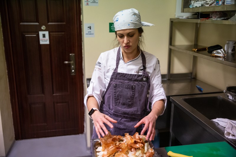 La Szikra, Mădălina încearcă să valorifice tot ce se poate. Din cojile de ceapă, țelină sau alte resturi de la legume, se face stockul, o supă foarte concentrată de legume