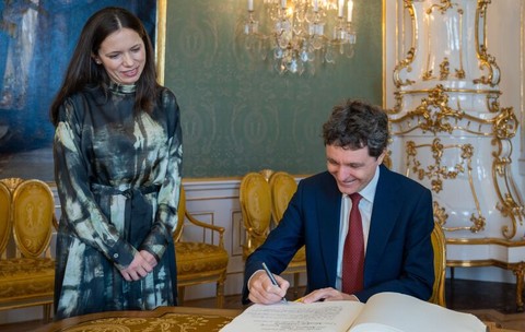 A încălcat protocolul sau nu? Nu doar românii, toată planeta a văzut-o! Mirabela Grădinaru, gest fără precedent în delegația de la Praga. S-a aplecat brusc și a încep...Vezi tot