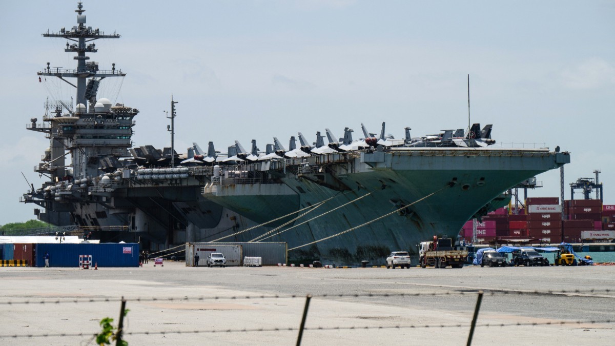 Portavionul american USS Abraham Lincoln (CVN-72) văzut în portul Laem Chabang, lângă orașul Pattaya, pe 3 septembrie 2026.