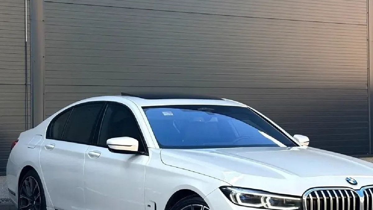 O parte a unei mașini BMW seria 7 de culoare albă