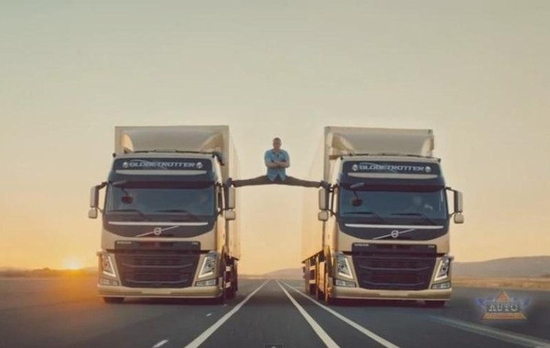 Mircea Badea, LA ASTA DE BAGI? Van Damme a făcut ŞPAGATUL PE DOUĂ CAMIOANE ÎN MIŞCARE! Foto & Video