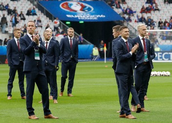 epa05405947 Players of Iceland inspect the pitch before the UEFA EURO 2016 quarter final match between France and Iceland at Stade de France in Saint-Denis, France, 03 July 2016. (RESTRICTIONS APPLY: For editorial news reporting purposes only. Not used for commercial or marketing purposes without prior written approval of UEFA. Images must appear as still images and must not emulate match action video footage. Photographs published in online publications (whether via the Internet or otherwise) shall have an interval of at least 20 seconds between the posting.) EPA/ETIENNE LAURENT EDITORIAL USE ONLY