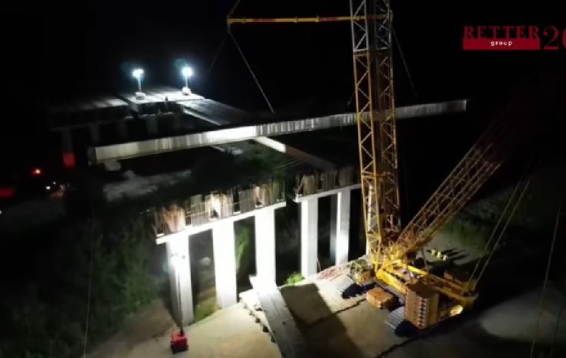 Pe lotul 1 al A0 Nord se lucrează și noaptea: Ultimele grinzi de peste 50 de metri sunt montate la pasajul peste calea ferată și DN7