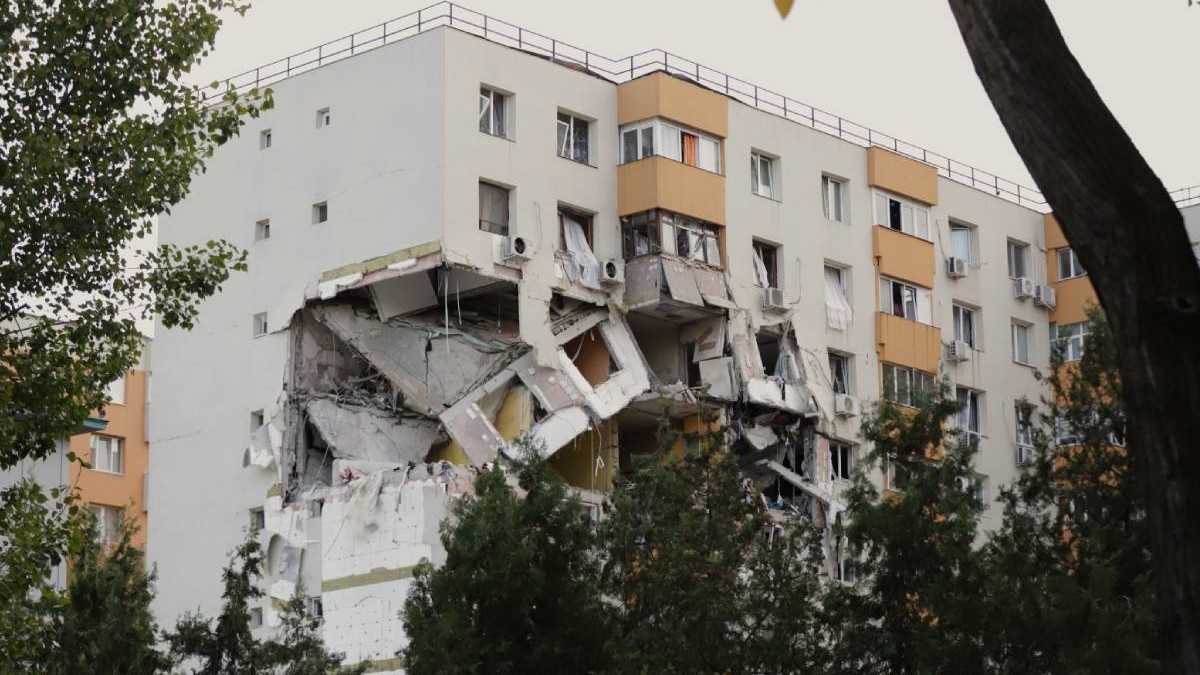 Blocul din București care a explodat vineri în Rahova, mai multe etaje se vede că sunt distruse iar pereții clădirii s-au prăbușit