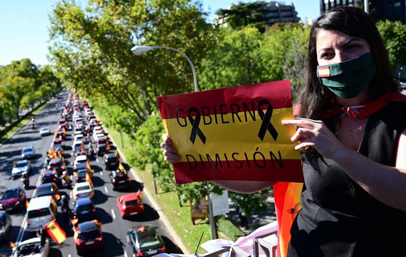 VIDEO | Protest din mașini la Madrid, față de restricțiile antiepidemice, chiar de Ziua Spaniei. Şoferii au blocat un bulevard principal