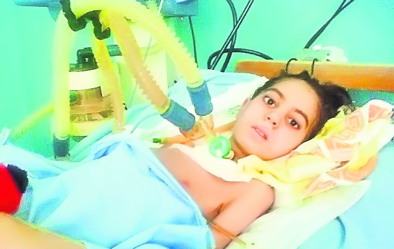 Un medic de la Arad s-a înfuriat când a văzut-o pe femeia a cărei fetiţă s-a înfometat de dorul ei: «E o criminală, nu e mamă»