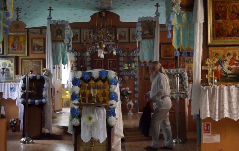 VIDEO/ Satul cu șase Dumnezei: „Dacă vreți să știți cum ne împăcăm, mergeți la cherhana în zori, când se-adună în barcă toate națiile”