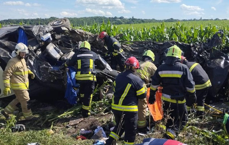 14 persoane, printre care și un copil, au murit într-un grav accident în Ucraina. Medicii încearcă să țină în viață singurul supraviețuitor