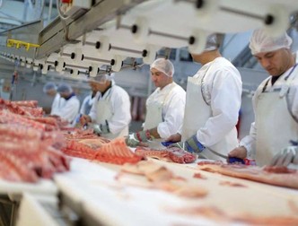 Angajați Tönnies lucrează în condiții improprii
