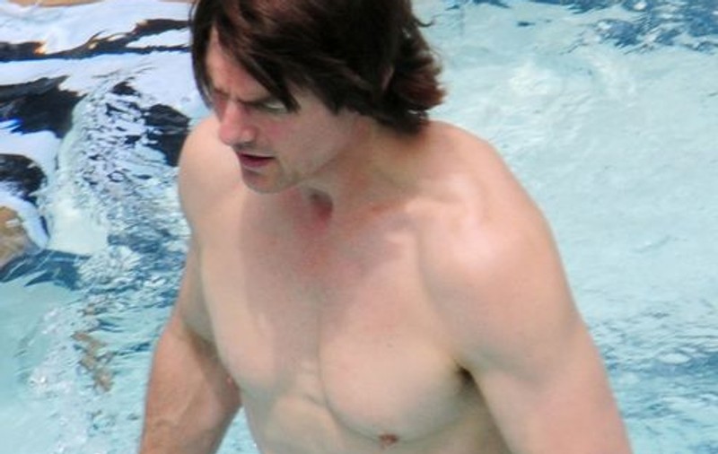 Îți vine să crezi? Apa din piscina în care Tom Cruise a înotat a fost scoasă la licitație