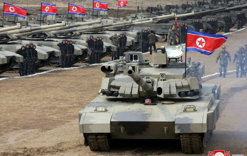 Cel mai nou tanc fabricat în Coreea de Nord a fost prezentat pentru prima oară și nord-coreenii spun că e mai bun decât germanul Leopard 2