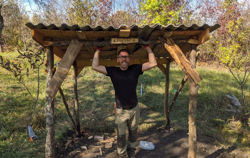 Britanicul care și-a făcut singur o cabană într-un sat uitat din Transilvania: “Vecinii mei sunt atât de buni! Îmi dau țuică, legume din grădină...”